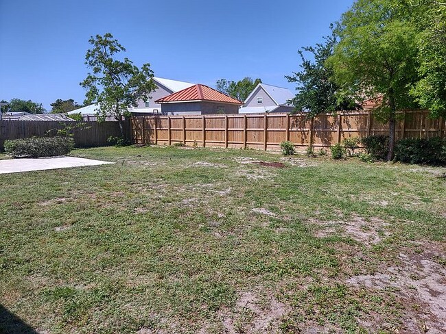 Building Photo - 106 Fernwood St
