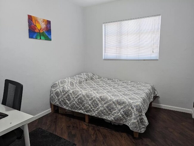 Building Photo - 1634 E 12th St