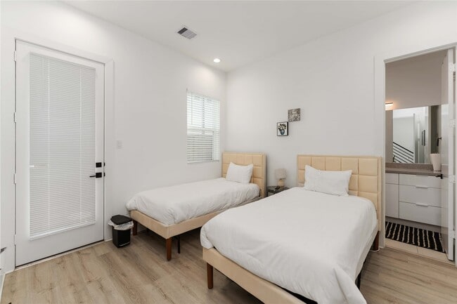 Foto del edificio - 3410 Baer St