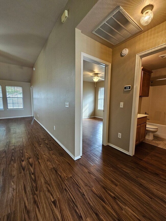 Building Photo - (3) Bed/(2) Bath in S Moore Avail NOW! Pet...