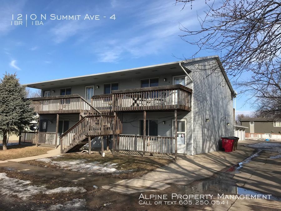 Primary Photo - 1210 N Summit Ave