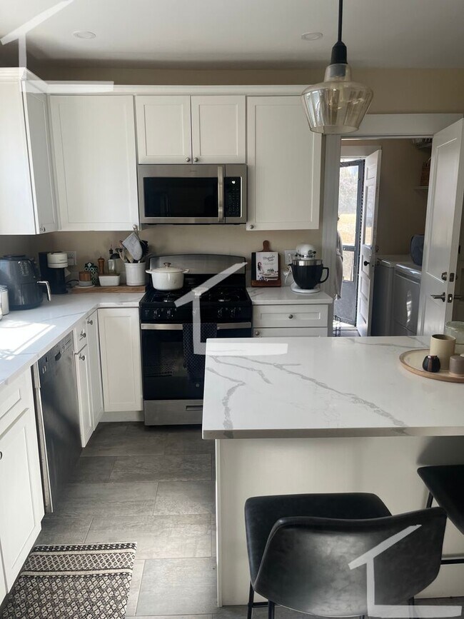 Foto del edificio - 9/1 Sunny, updated 3BR/2BA near Oak Square...