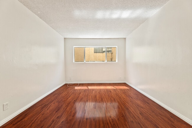 Building Photo - 10535 Lindley Avenue