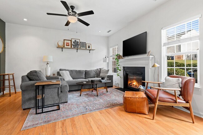 Foto del edificio - Lovely 3BR Townhome with Hardwood Floors a...