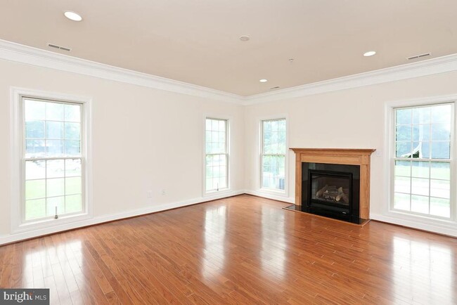 Building Photo - 12 Chestnut Woods Dr