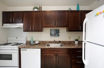 2BR, 1.5BA - 917 SF - Park East Apartments