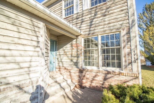 Foto del edificio - LARGE CONDO UNIT CLOSE TO CAMPUS - Available mid June