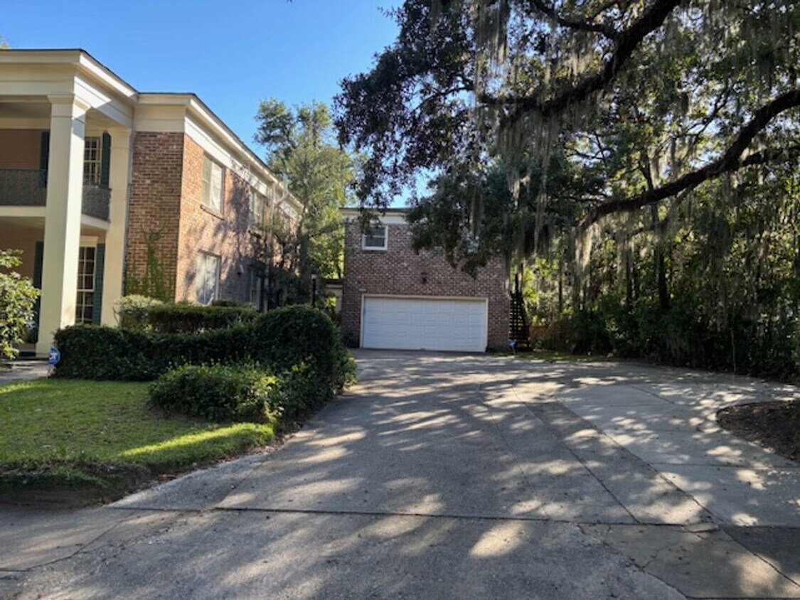 Foto principal - Fully furnished 1 bedroom 1 bath garage ap...