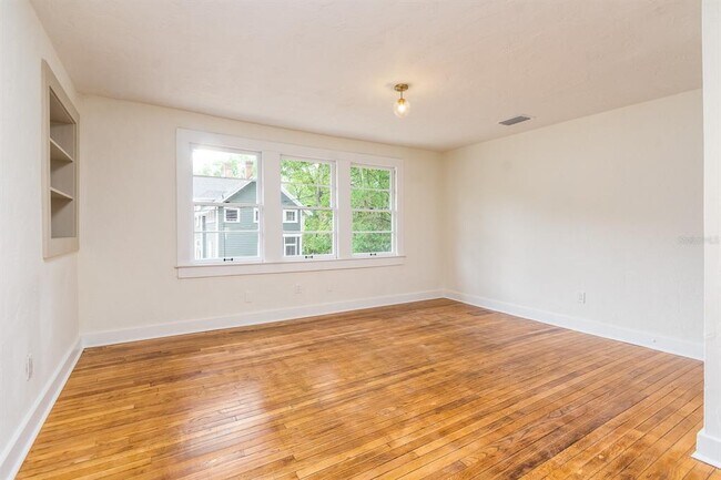Building Photo - 722 NE 4th Ave