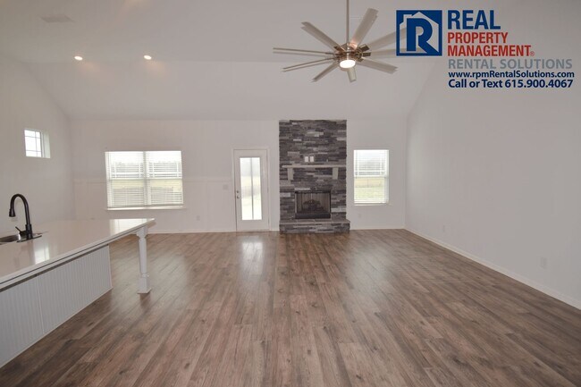 Building Photo - Amazing 4bd home on 1/2 Acre! Attached gar...