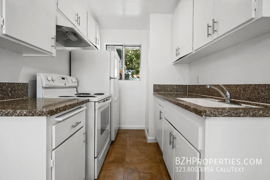 Primary Photo - Beautiful 2 Bedroom in Prime Hollywood