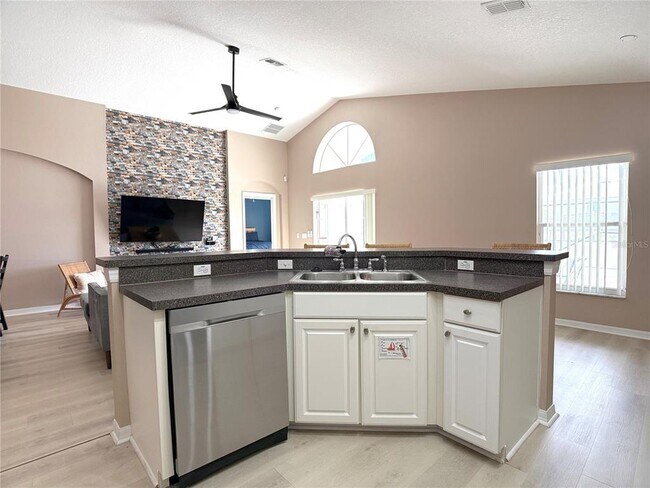 Building Photo - 353 Kensington Dr