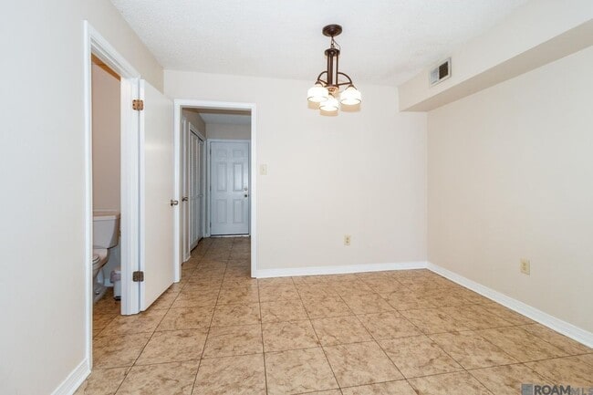 Building Photo - 827 E Boyd Dr