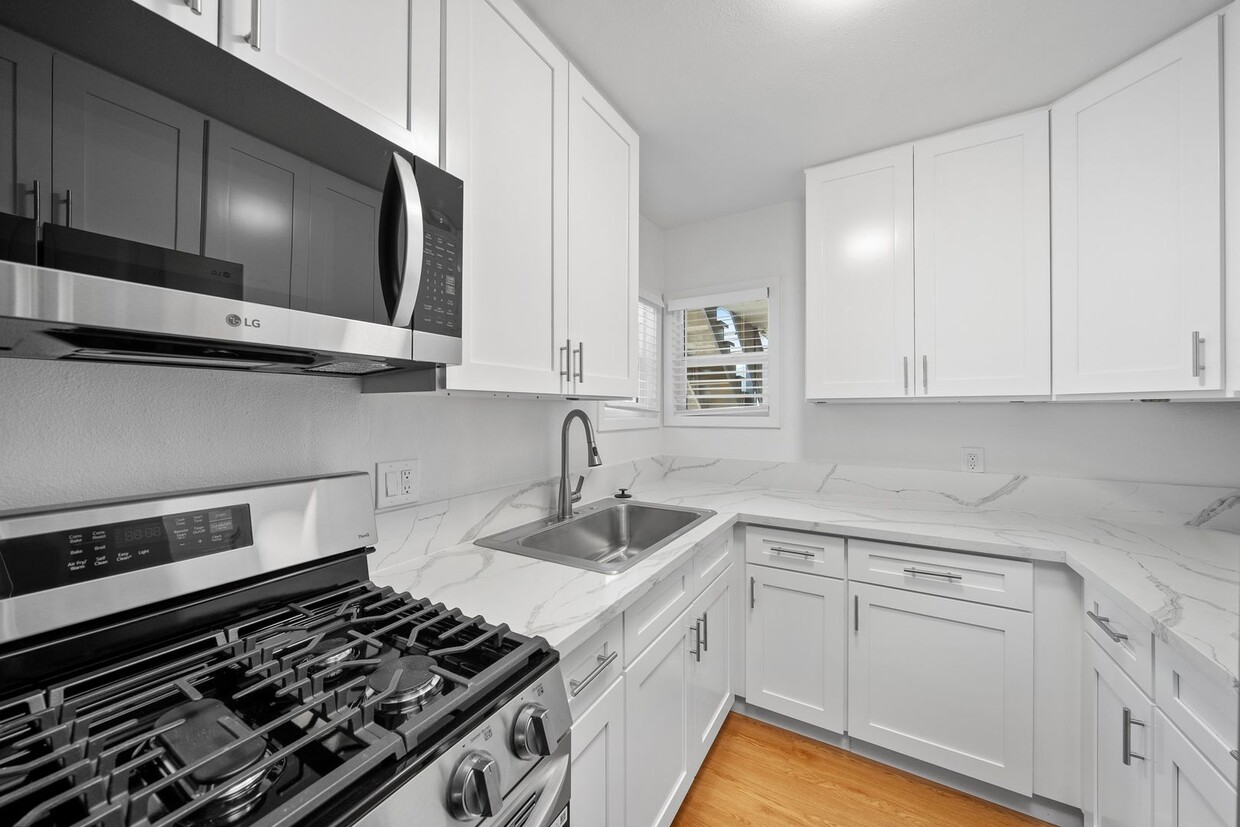 Foto principal - 1114 W Balboa Blvd