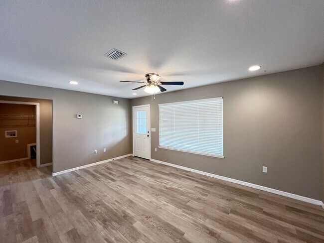 Building Photo - GORGEOUS 3BR/2BA Home with Open Floor Plan and Upgraded Features!