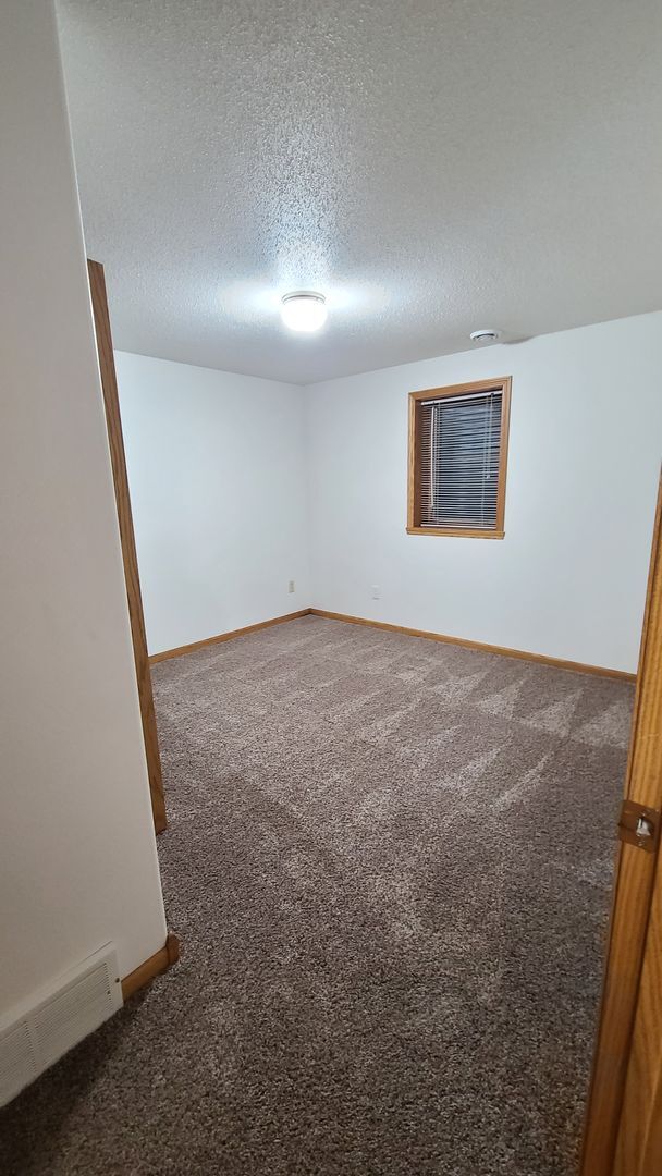 Foto del edificio - 5 Bedroom, 3 Bath - Triple Garage - Fenced yard Home