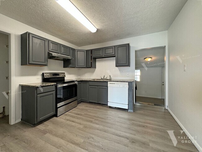 Foto del edificio - Spacious 4-Bed, 2-Bath in the Heart of the...