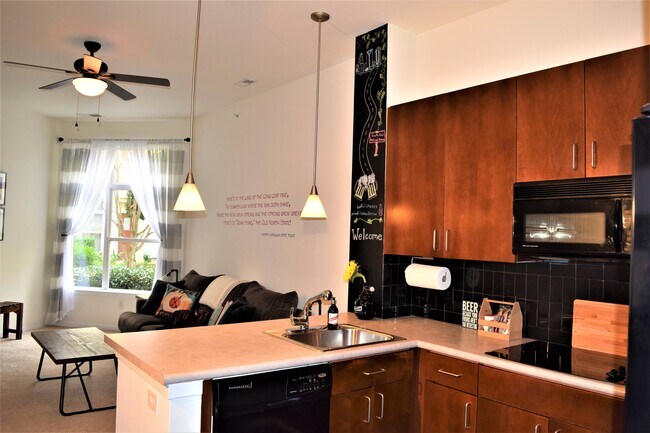 Techos altos en todas partes y decorado para mostrar lugares de interés locales. - 2125 Southend Drive