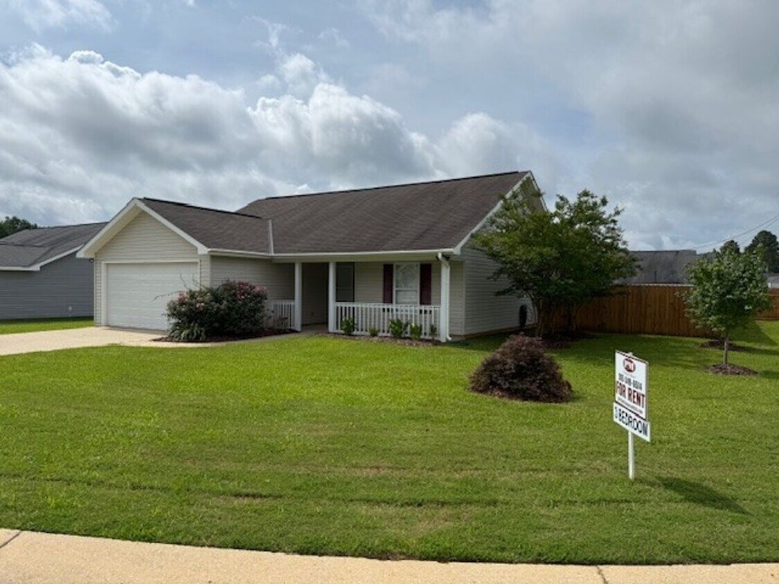 Primary Photo - Cozy 3 Bed 2 Bath Home Available Now