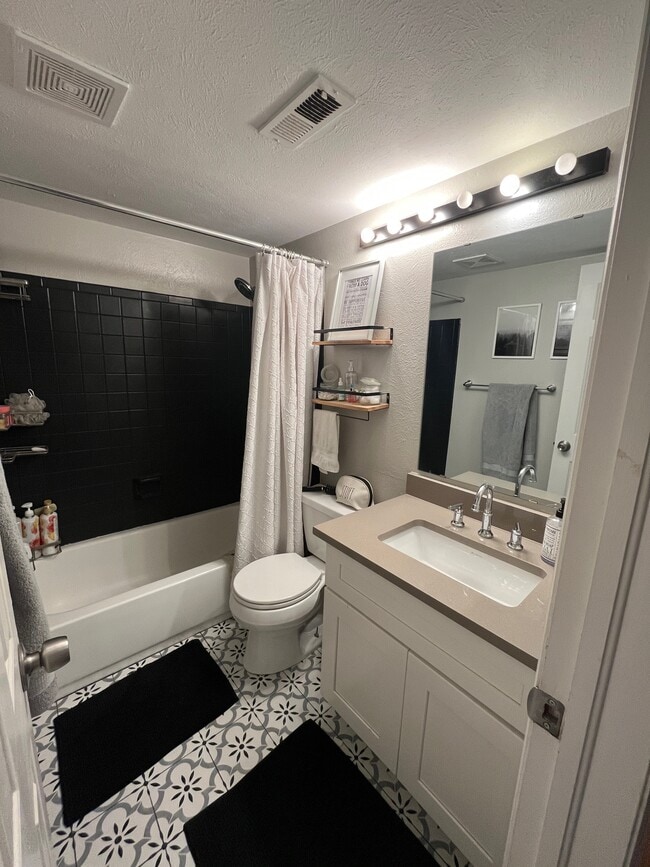 Foto del edificio - 13742 E Lehigh Ave