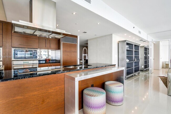 Building Photo - 495 Brickell Ave