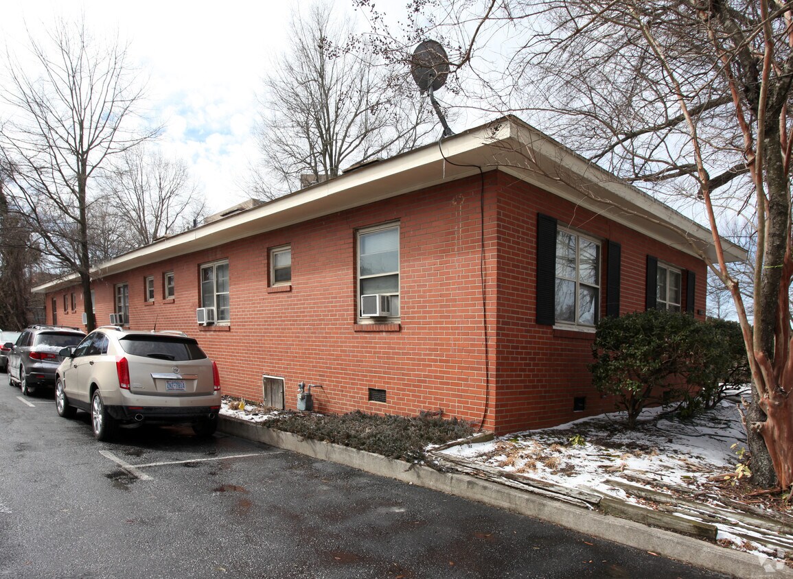 Foto del edificio - 1013 W Friendly Avenue