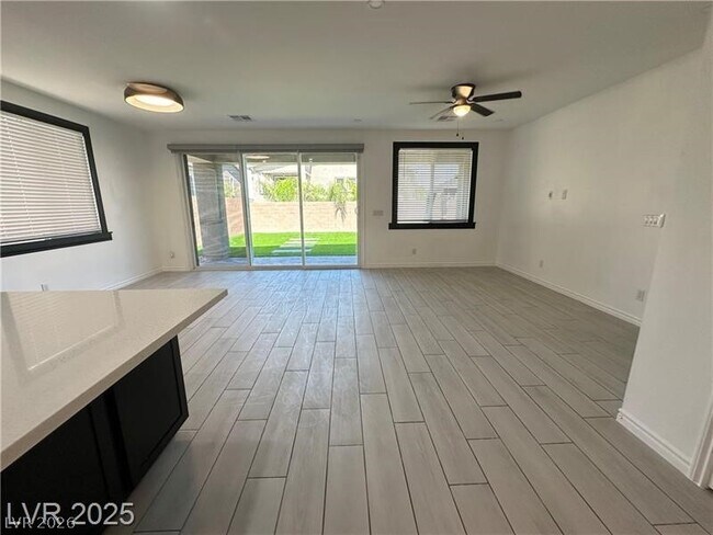 Foto del edificio - 9565 Camelback Crk Dr