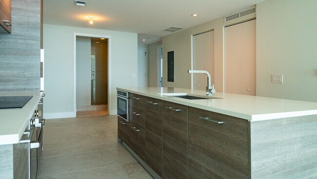 Foto del edificio - 650 NE 32nd St