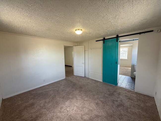 Building Photo - Attached one car garage! Pet Friendly!