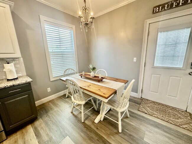 Building Photo - One Bedroom Furnished Garage Apartment in Bluffton Park!