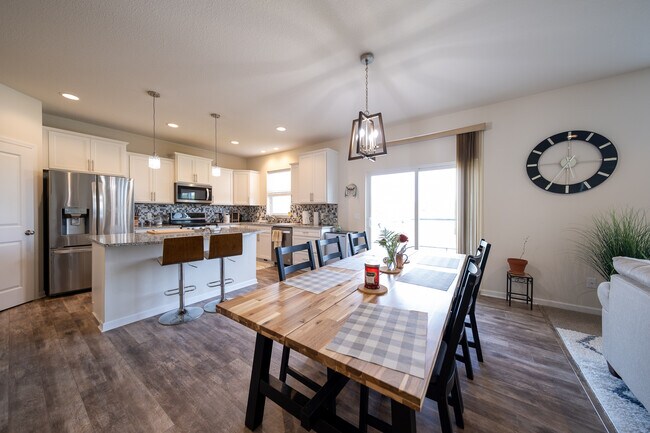 Foto del edificio - 5595 Queensland Ln N