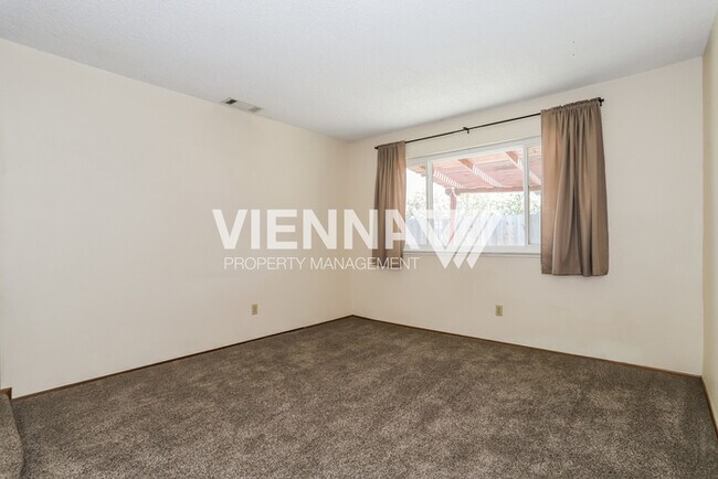 Foto del edificio - 6118 Burntwood Way