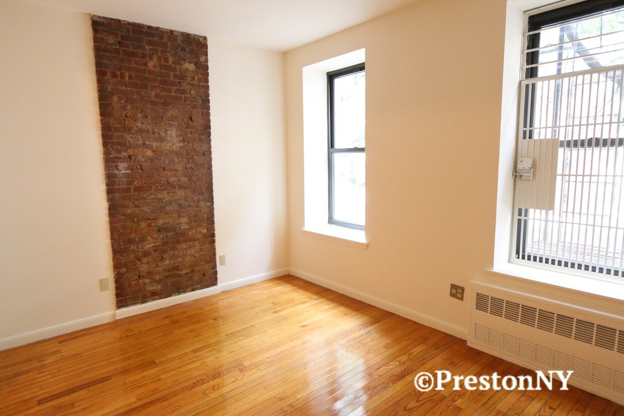 Foto principal - 326 E 34th St