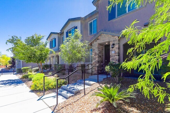 Foto del edificio - 3 Bed Townhome At Las Vegas Blv and St. Rose Pkwy