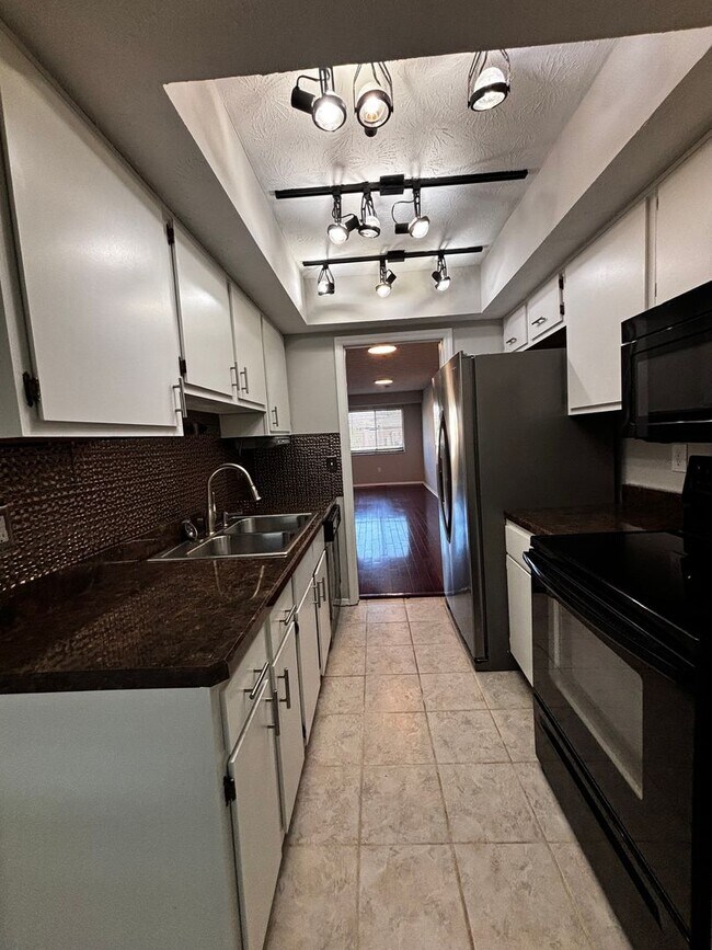 Building Photo - Newly Renovated 2 bedroom 1.5 bath condo!