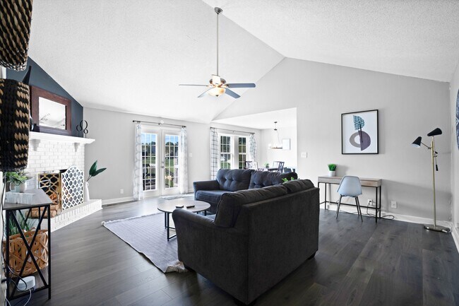 Building Photo - 590 Flower Dr