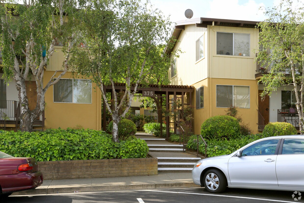 Entrance - 375 Richmond Dr