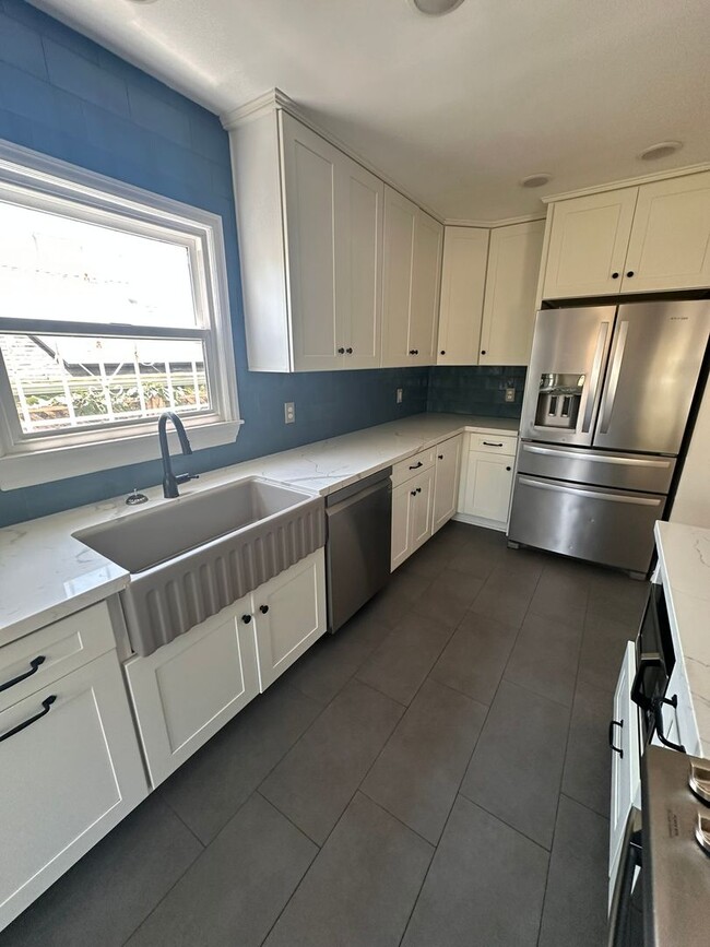 Building Photo - 2152 Rexford Dr