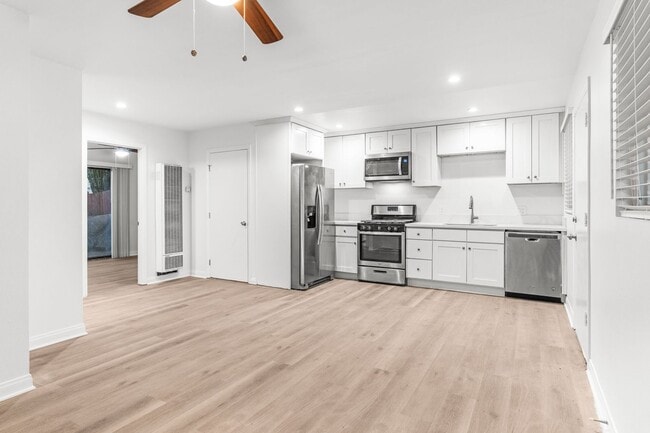 Building Photo - 3032 E 7th St