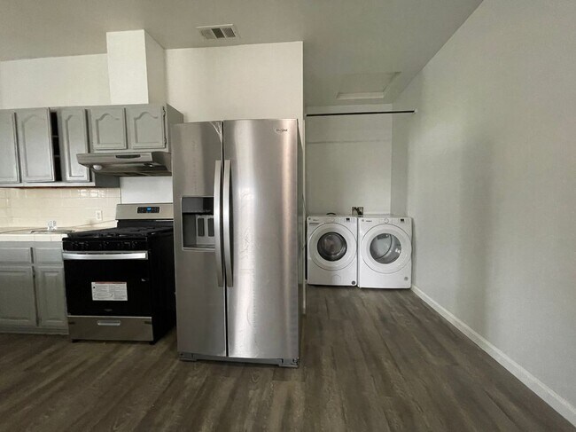 Foto del edificio - 1635 E Washington Blvd