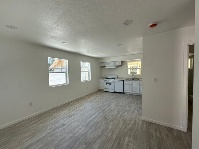 Building Photo - 616 S Van Ness Ave