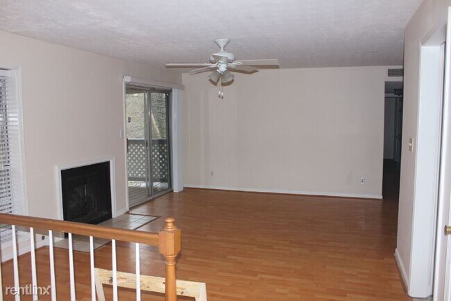 Building Photo - 2 br, 1 bath Condo - 1325 Weatherstone Dr NE,