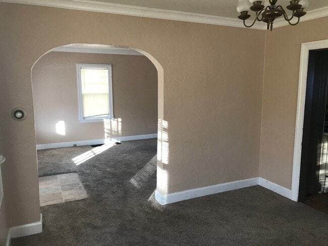Building Photo - 323 Hillview Dr