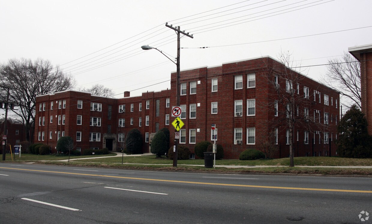 52005220 N Capitol St NW, Washington, DC 20011 Apartments in