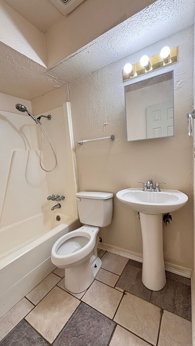 Building Photo - 1114 Un Vly Dr