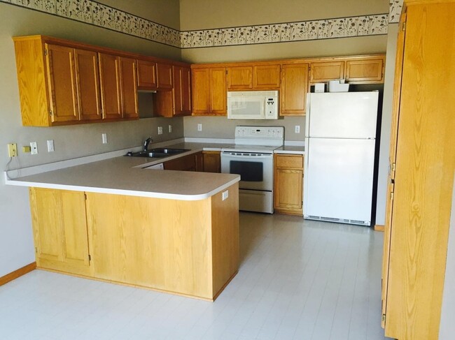 Building Photo - Very Spacious Townhome *3Bed*2Bath *Walkou...