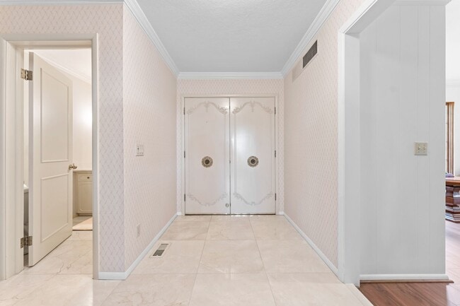 Building Photo - 990 Parkhill Dr