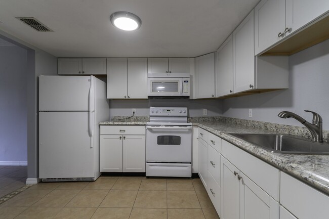 Building Photo - Spacious 1/1 unit walking distance to Walm...