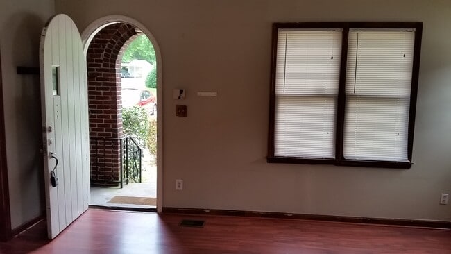 Foto del edificio - 1006 McMahan Ave