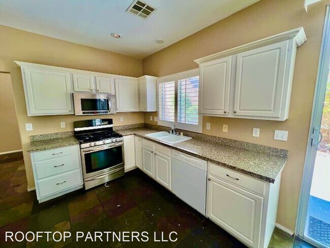 Building Photo - 4 br, 2.5 bath House - 2455 Silver Sunrise